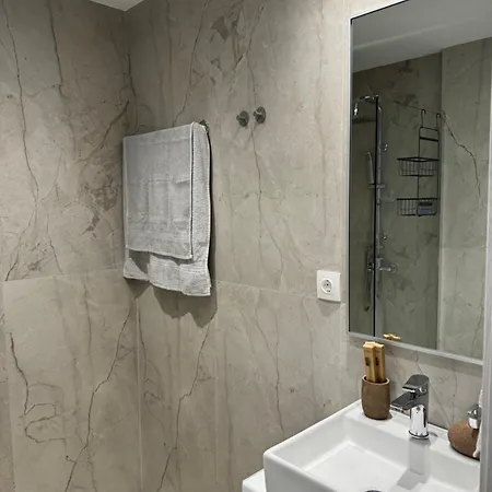 Cozy Center B * Rhodes City